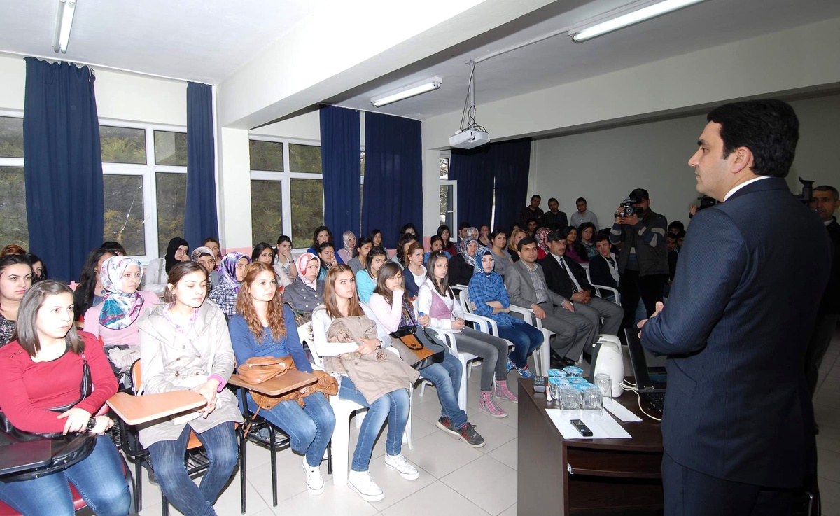 Bahçeci, Sağlık Meslek Yüksekokulu Öğrencileri ile Buluştu