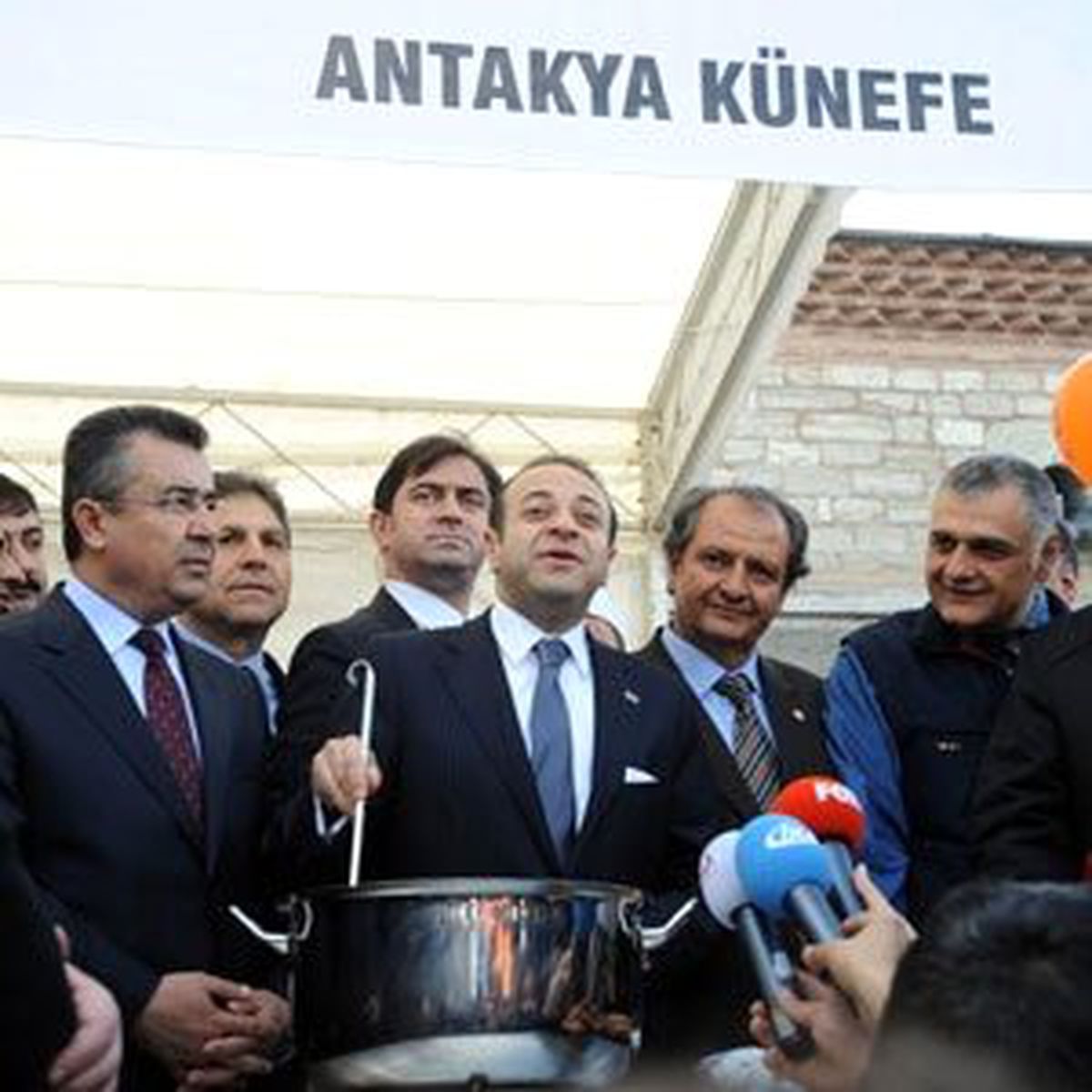 Bakanın Yanında Kıyafeti Alev Aldı