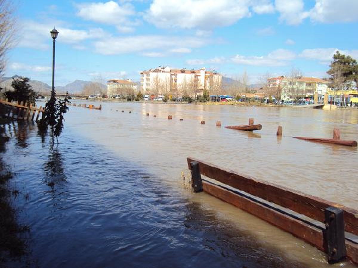Baraj Kapakları Açıldı, Araziler Su Altında Kaldı