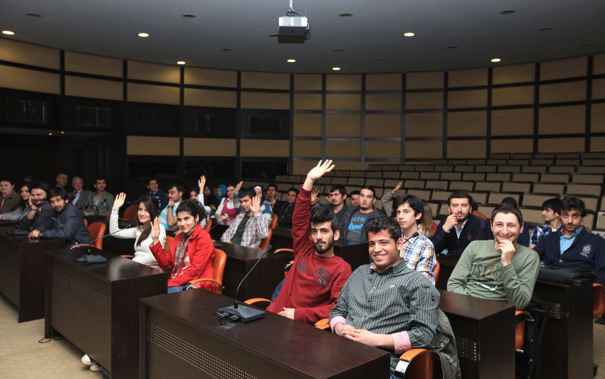 Başkan Güzelbey, Öğrencilerle Bir Araya Geldi
