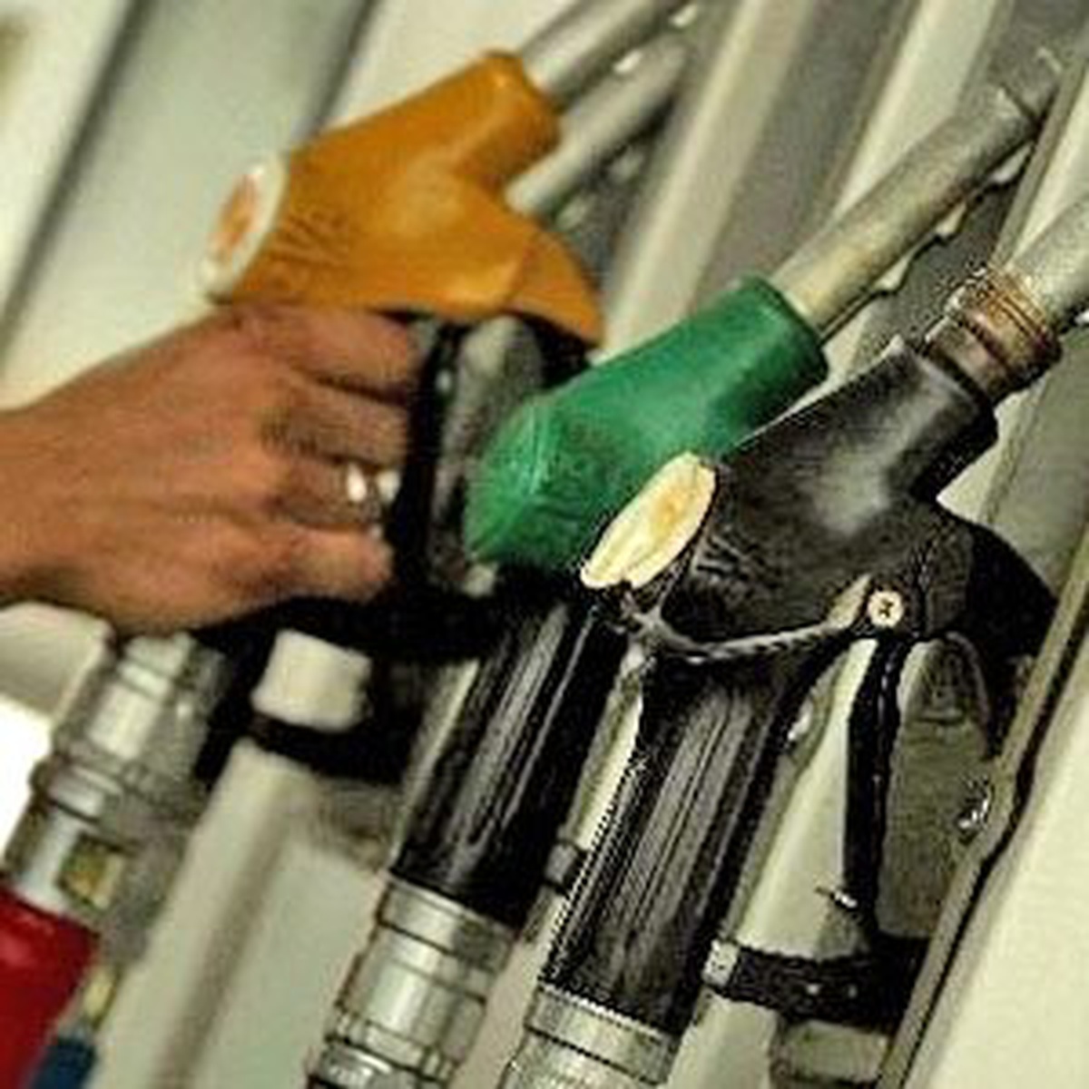 Benzinin Litre Fiyatı 8-10 Kuruş Artırıldı
