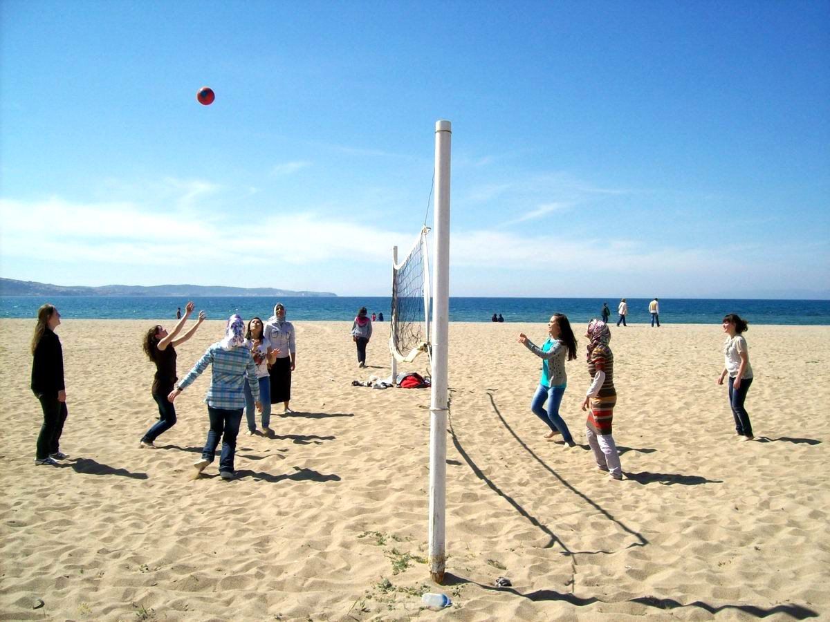 Burhaniyeli Bayanlardan Plaj Voleybolu