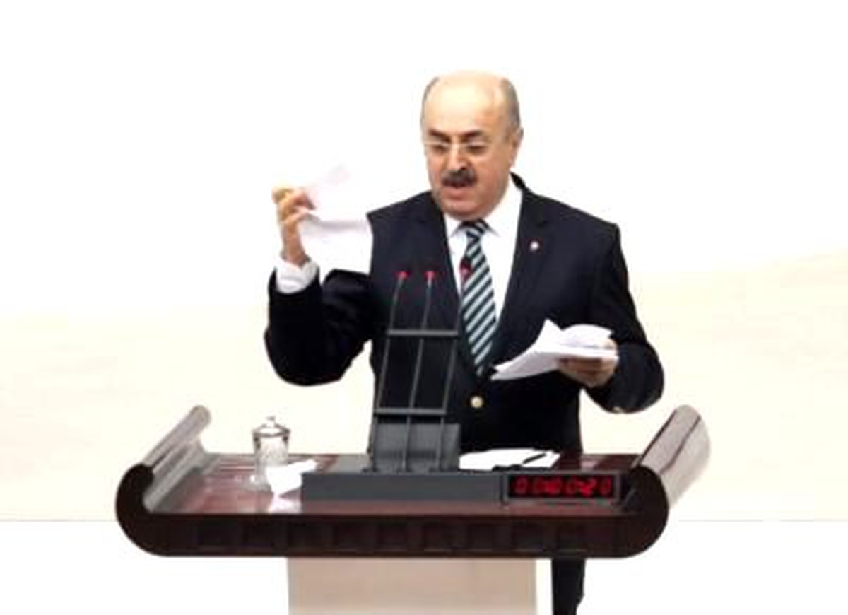 CHP'li Öner, 4+4+4'ün Komisyon Raporunu Yırtarak Tepki Gösterdi