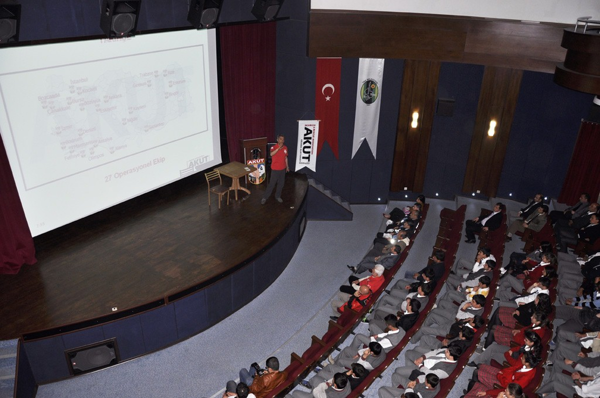 Depremde Kurtaran Akut, Şimdi Bilinçlendiriyor