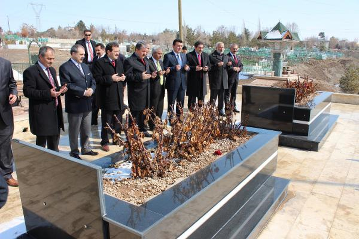 Destici, Helikopter Kazasında Ölenlerin Mezarlarını Ziyaret Etti