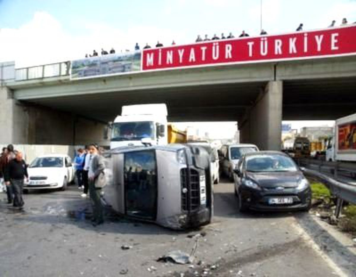 E-5\'te Devrilen Otomobil Trafiği Felç Etti