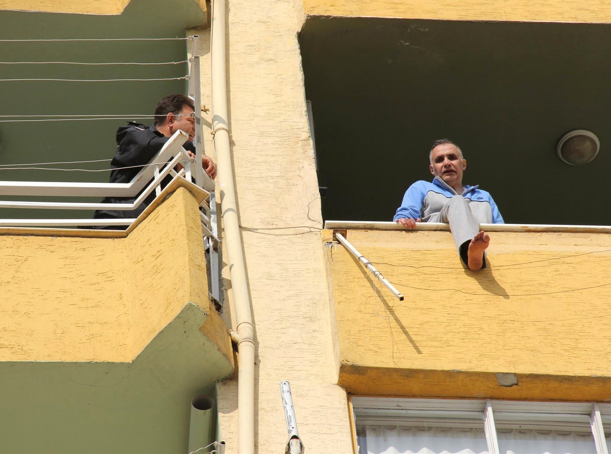 Eşi ve Çocuğu Terk Edince Ölmek İsteyen Yaşlı Adamı Komşusu İkna Etti