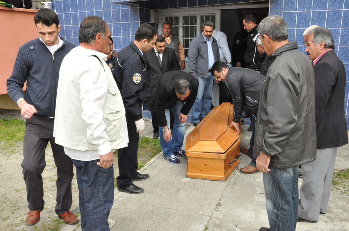 Eşine, "Bodrumda İntihar Ediyorum. Yalnız Gelme, Korkarsın" Diye Not Bırakıp Kendini Astı