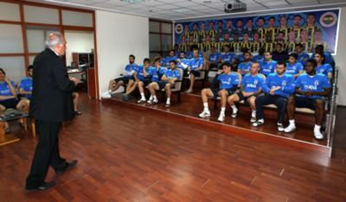 Fenerbahçeli Oyunculara Yeni Oyun Kuralları Anlatıldı