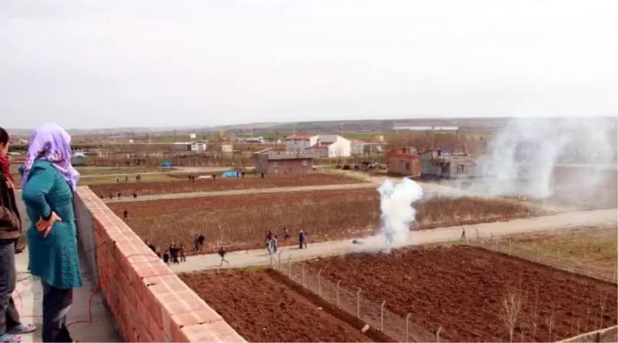 Göstericinin Polise Atmak İstediği Bomba Elinde Böyle Patladı