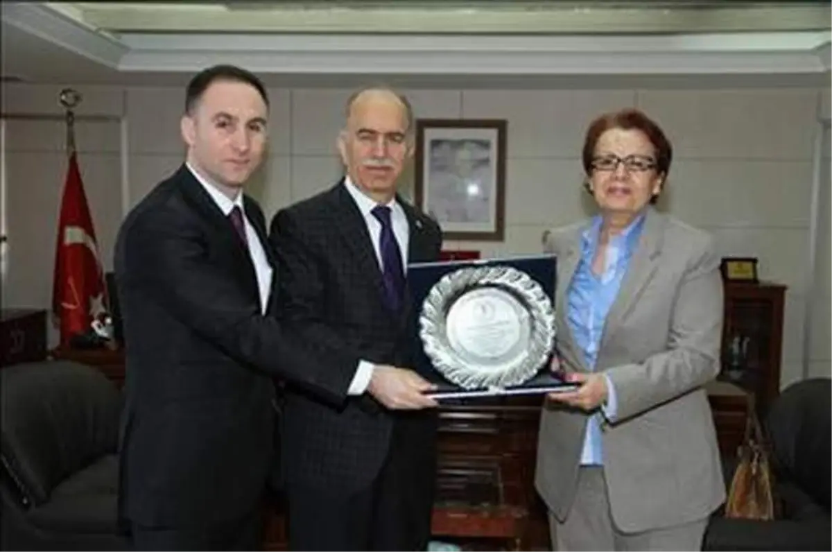 Güreşçiler Meydana İniyor