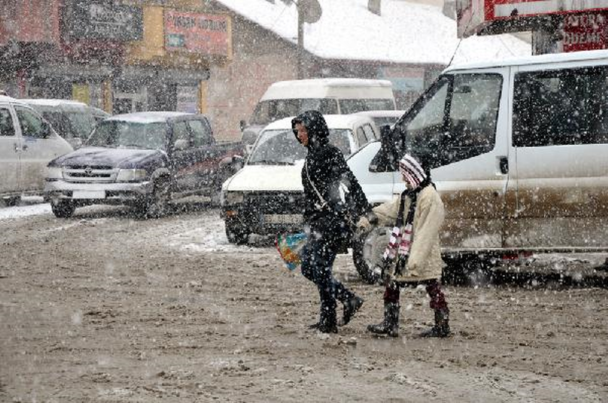 Hakkari\'de Kar Etkili Oluyor (2)