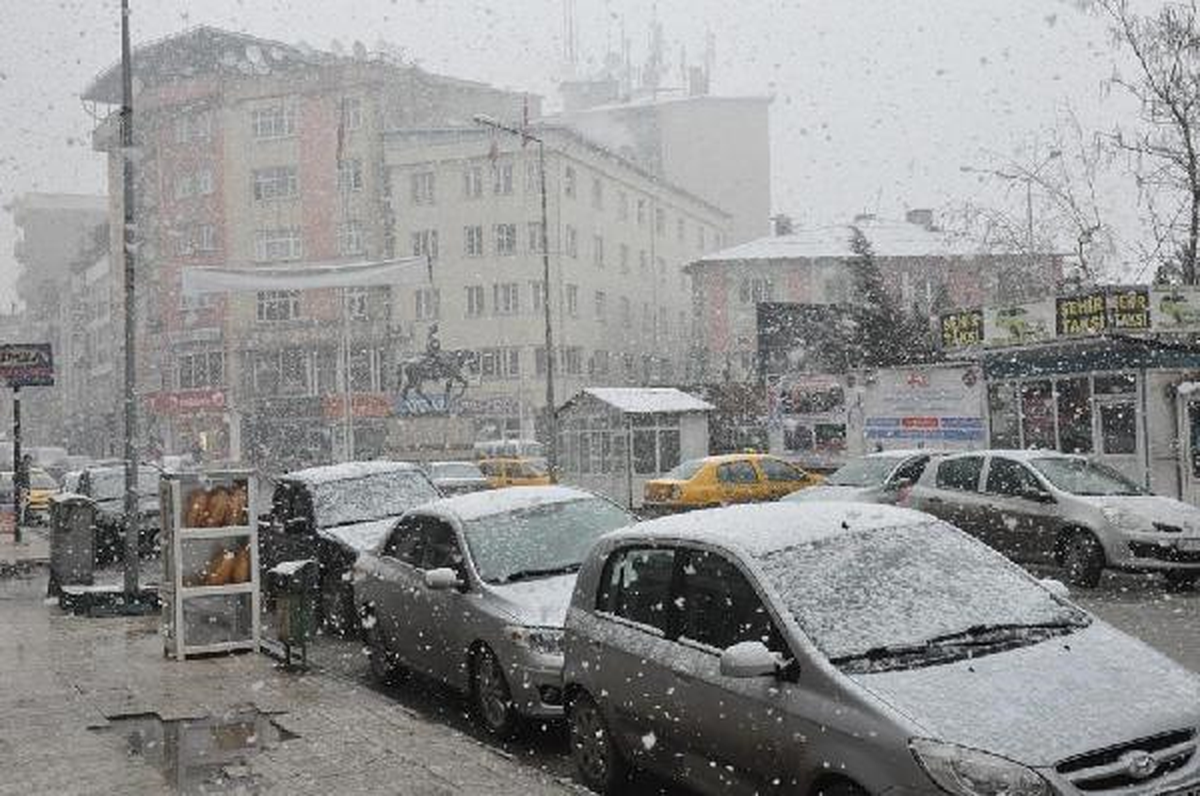 Hakkari\'de Kar Etkili Oluyor