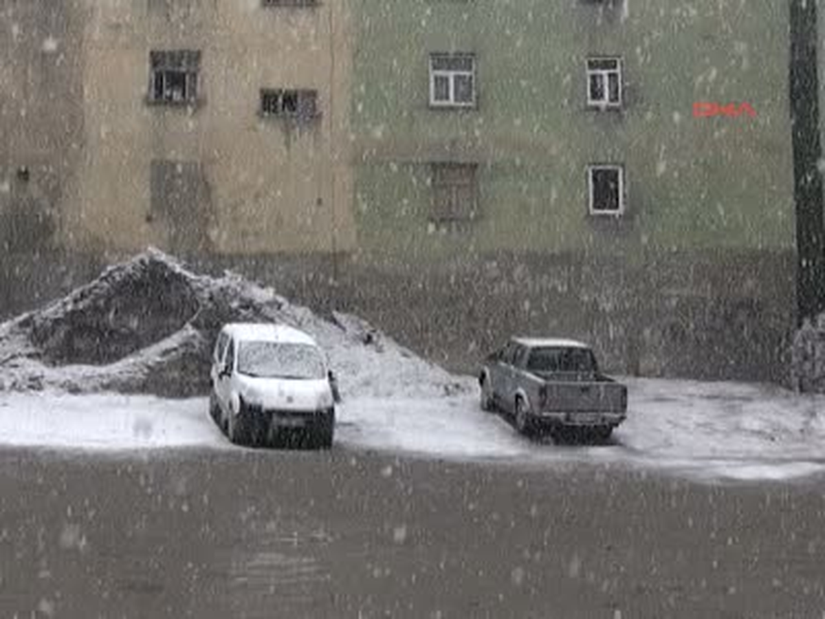 Hakkari\'de Kar Etkili Oluyor