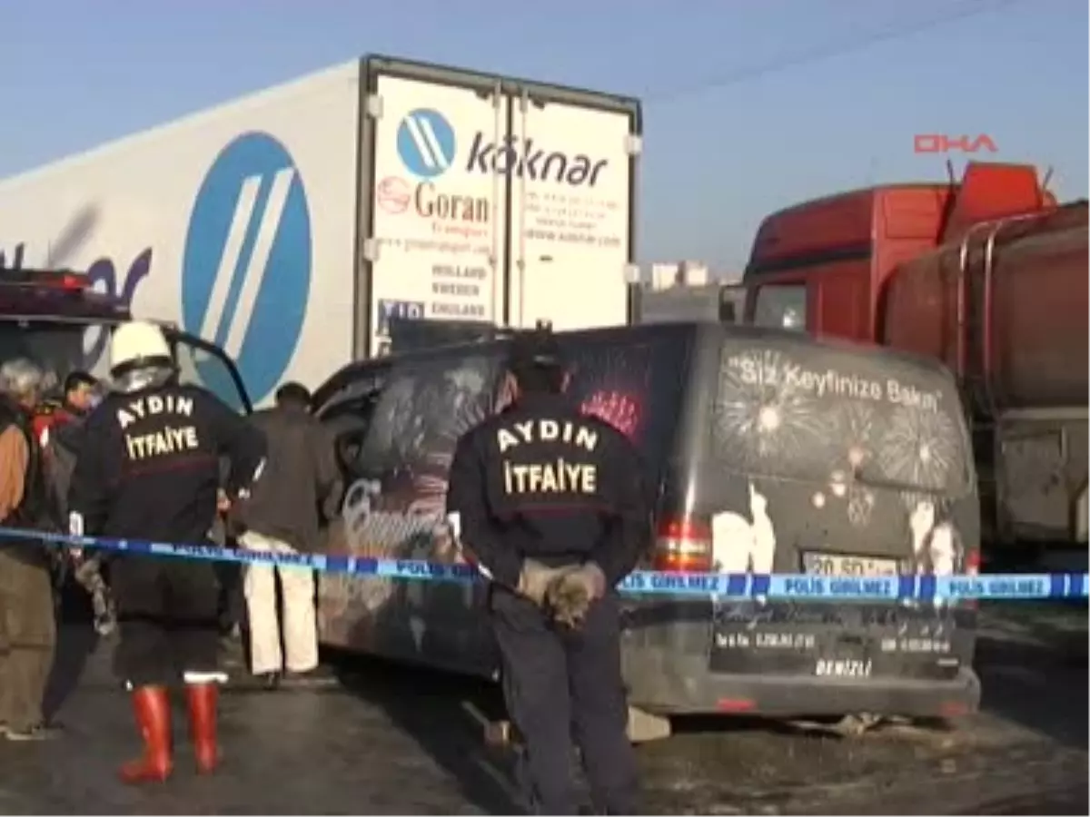 Havai Fişek Dolu Minibüs Kaza Yaptı