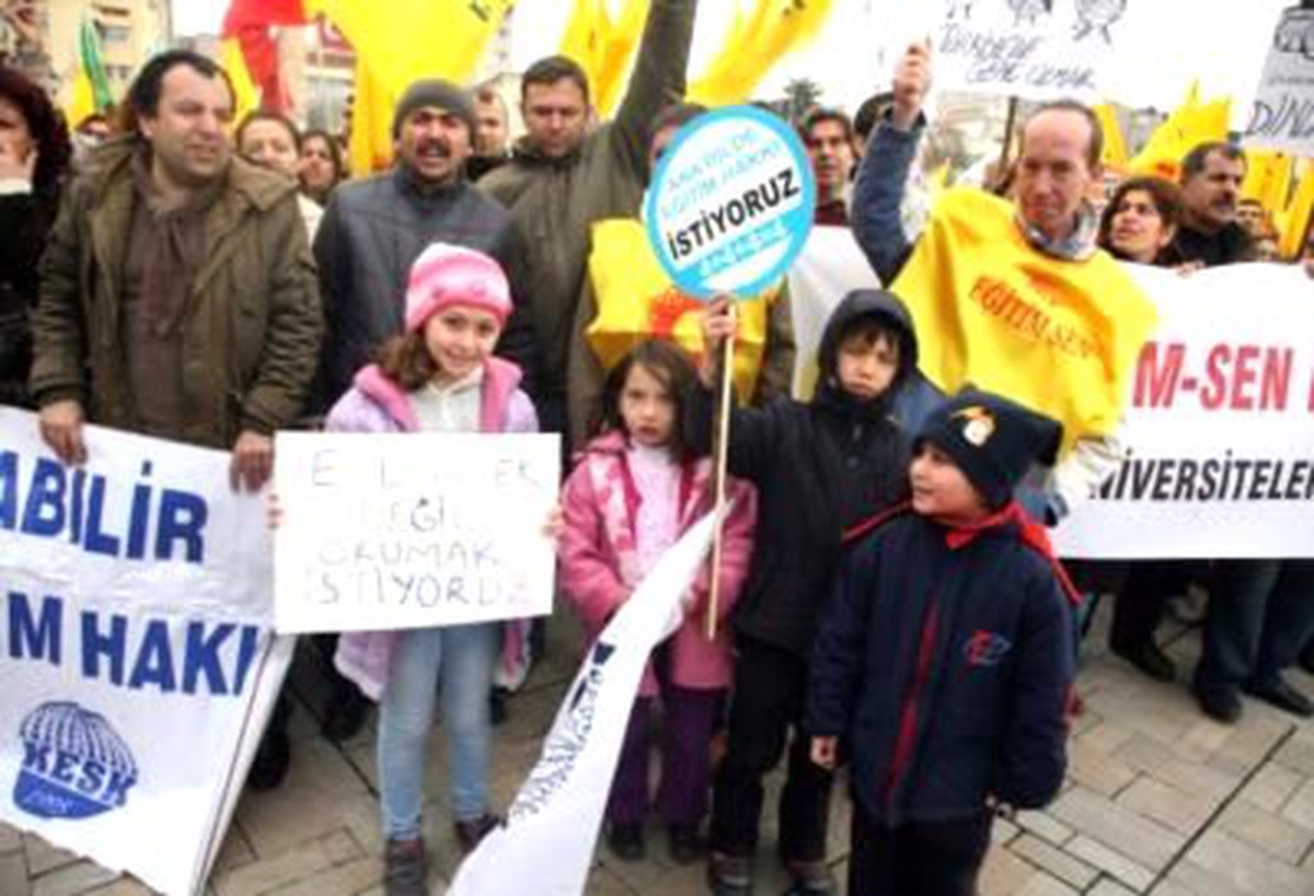 İzmir\'de 12 Yıllık Eğitim Protestosu