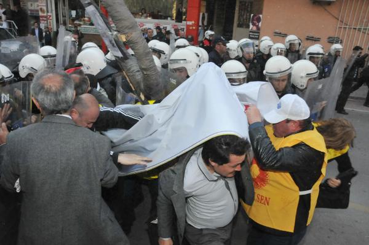 İzmit\'te 4+4+4+ Protestosuna Polisten Biber Gazlı Müdahale: 8 Gözaltı
