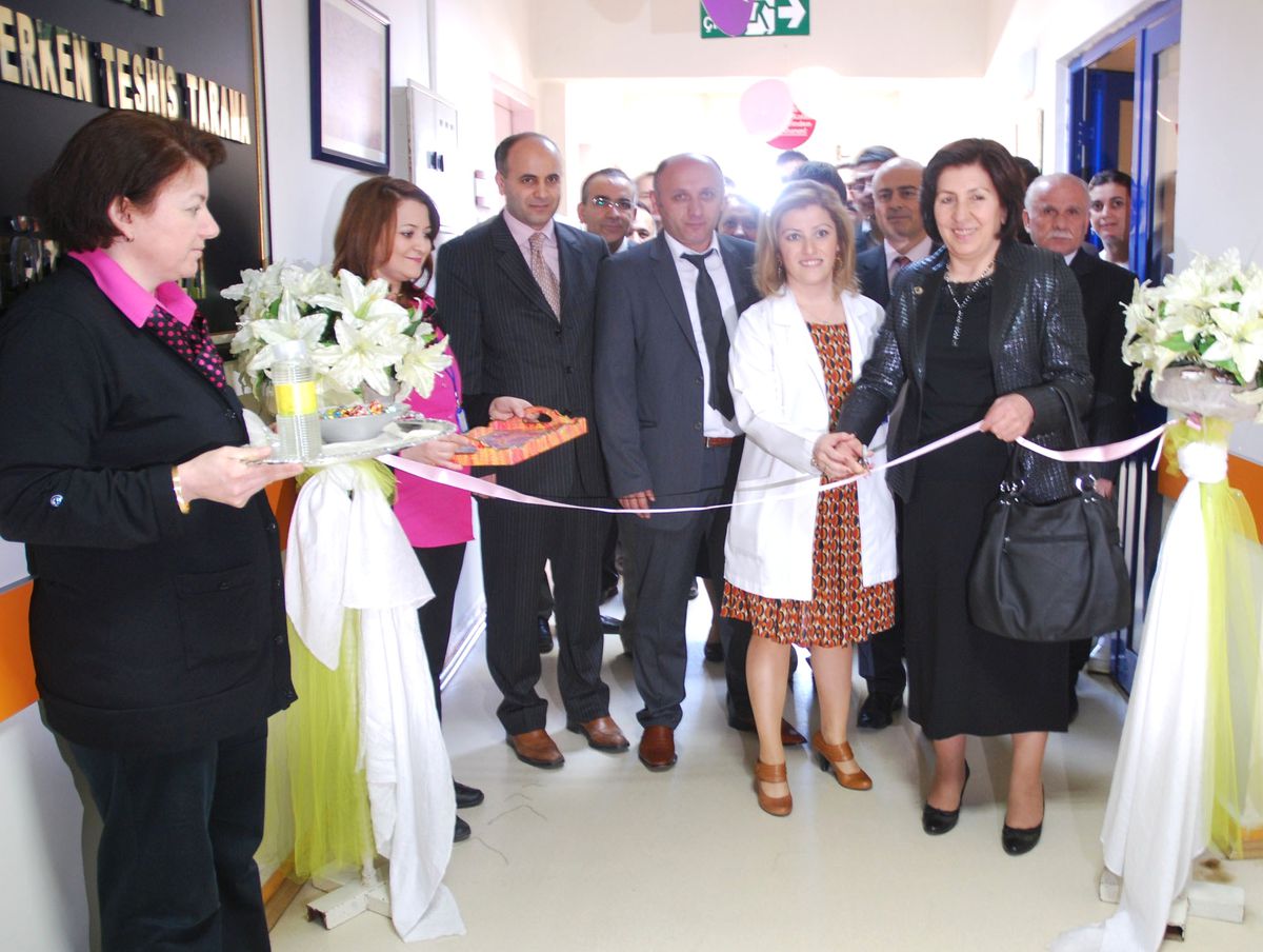 Kanser Hastaları ve Doktorlarından Ebru Sergisi