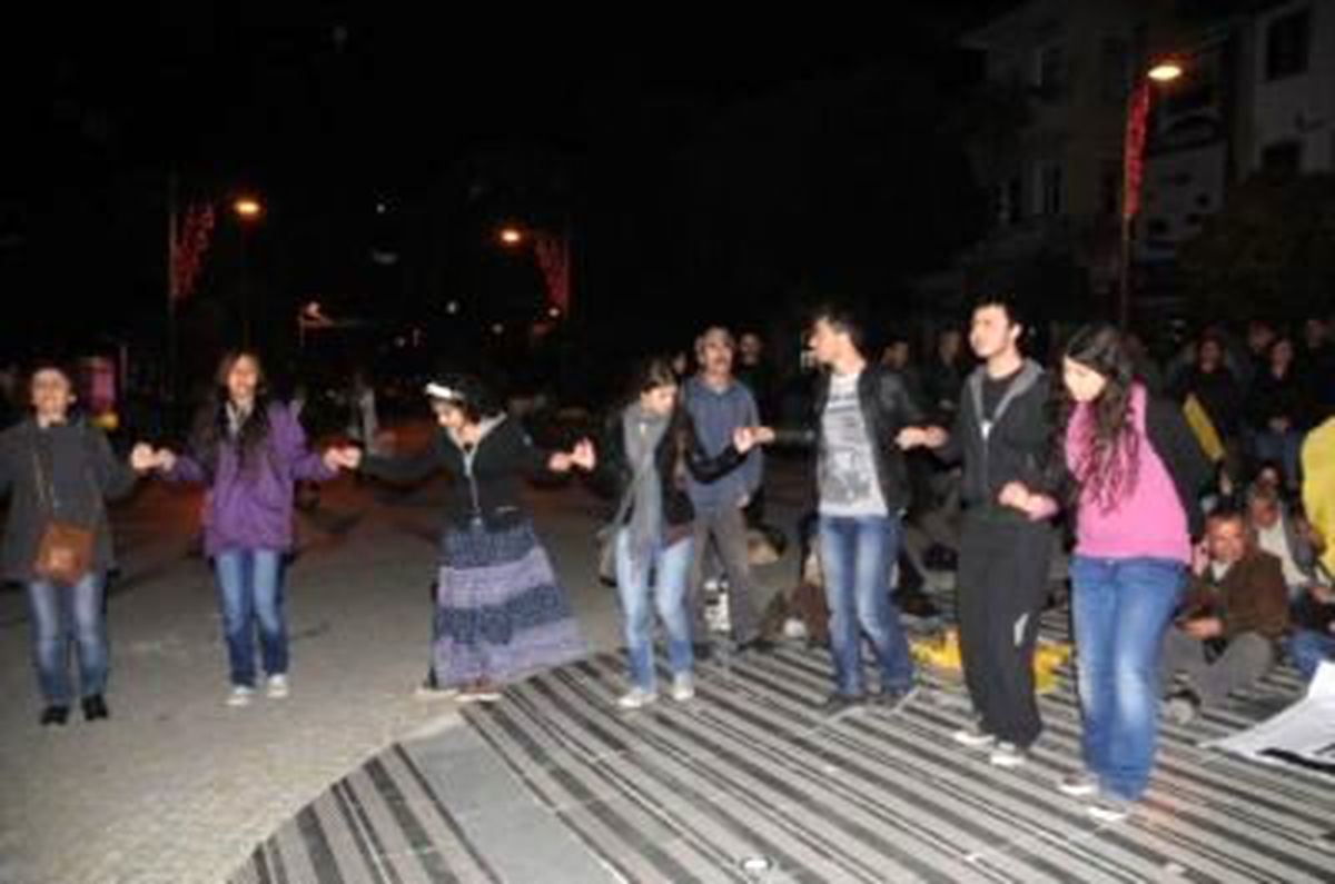 Kesk\'in 4+4+4 Eylemi Sürüyor