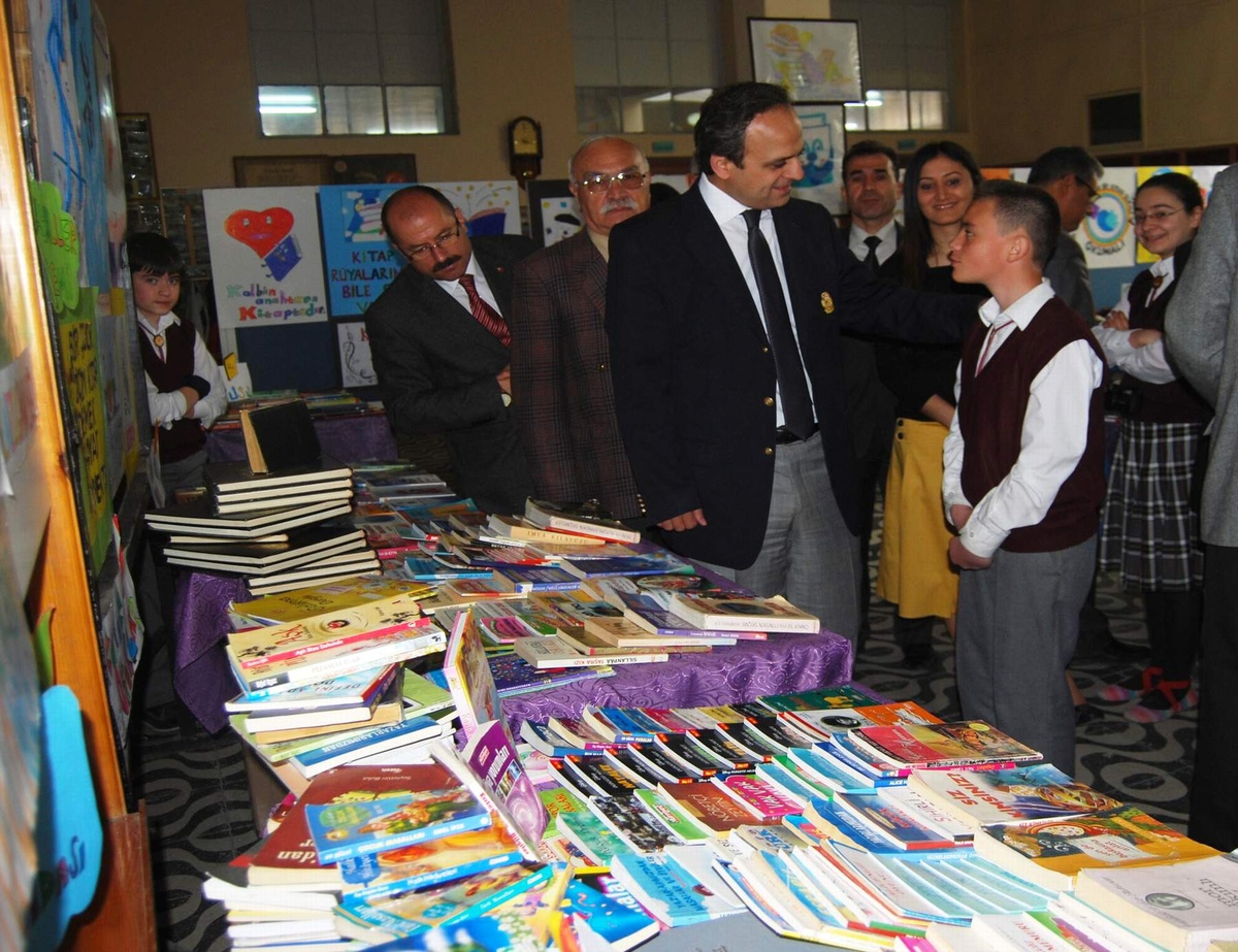 Öğrenciler Elbirliği Yaptı, Kitaplıklar Binlerce Eserle Buluştu