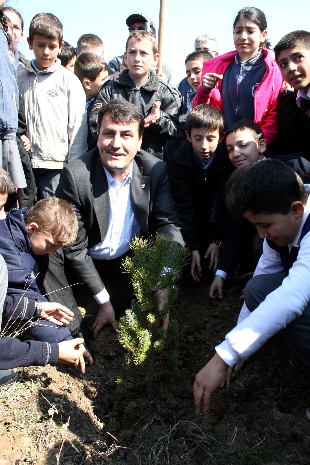 Öğrenciler Karagöz'le Birlikte Fidan Dikti
