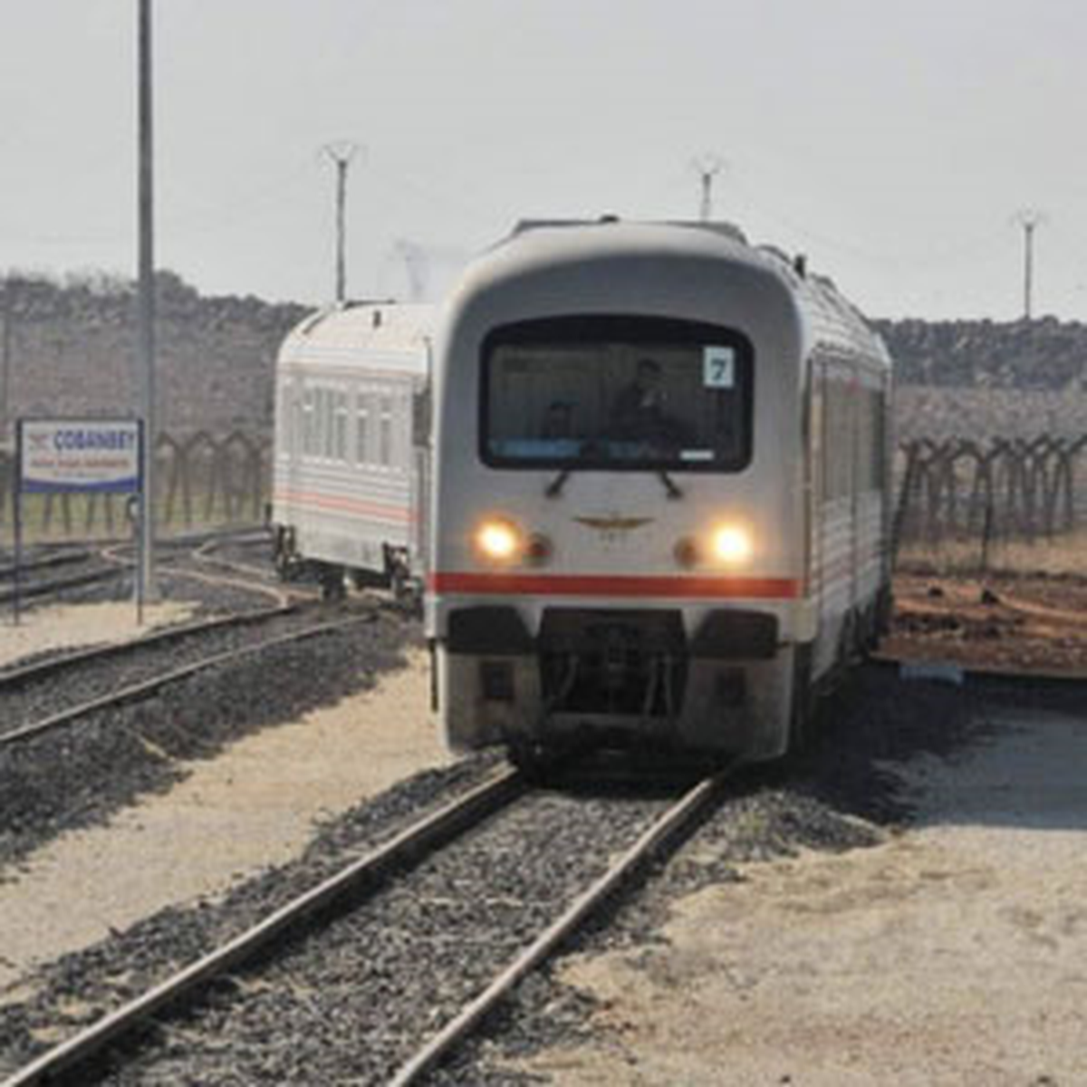 Palu'da Yolcu Treni Otomobile Çarptı: 3 Yaralı