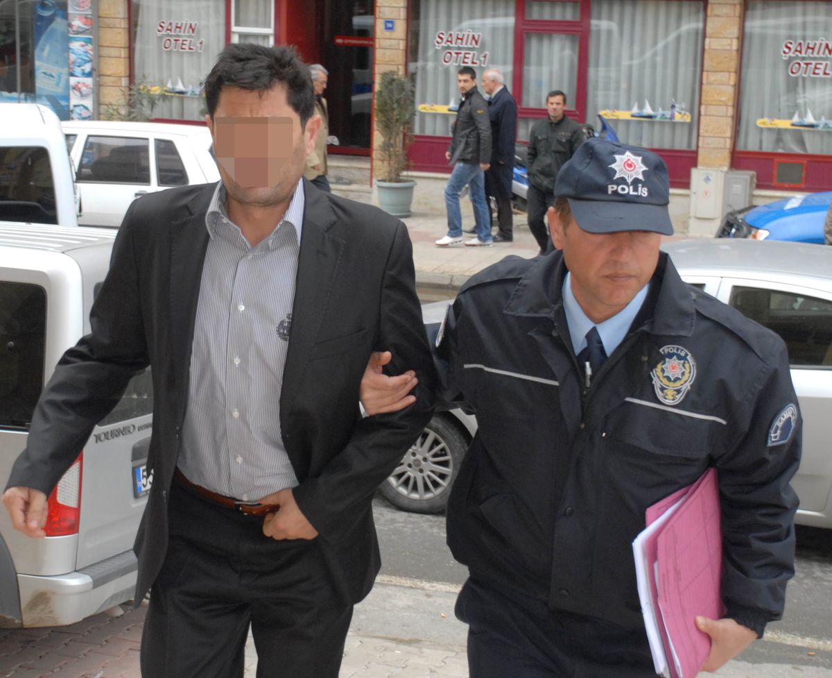 "Paramı Gasp Ettiler" Diye İftira Atınca Tutuklandı
