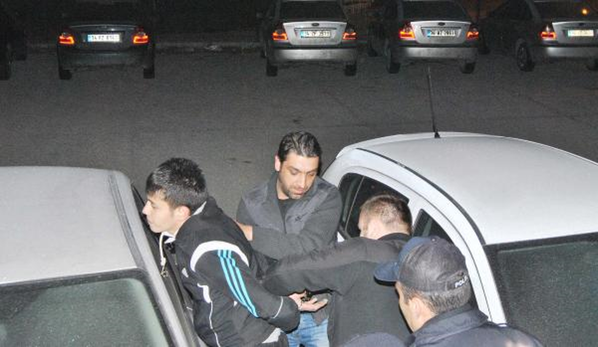 Polisten Kaçtı, Saklandığı Otomobilin Arkasında Yakalandı