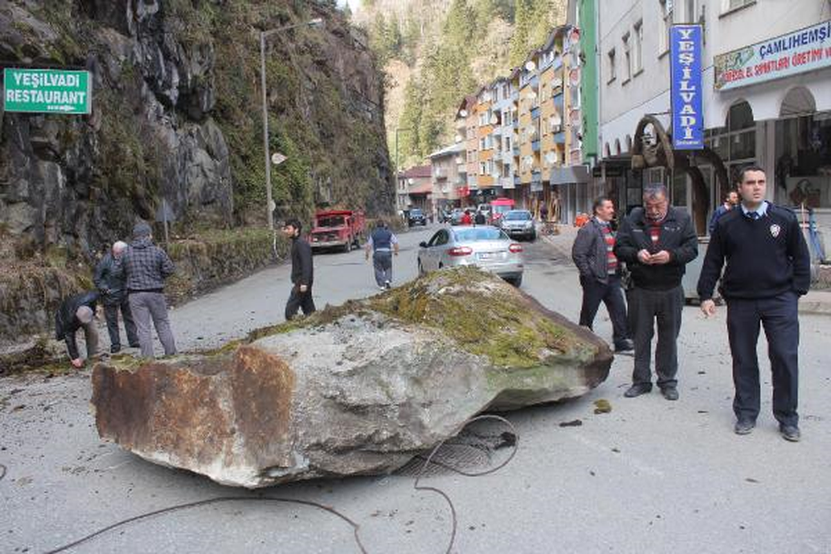 Rize'de 50 Tonluk Kaya Yamaçtan Söküldü