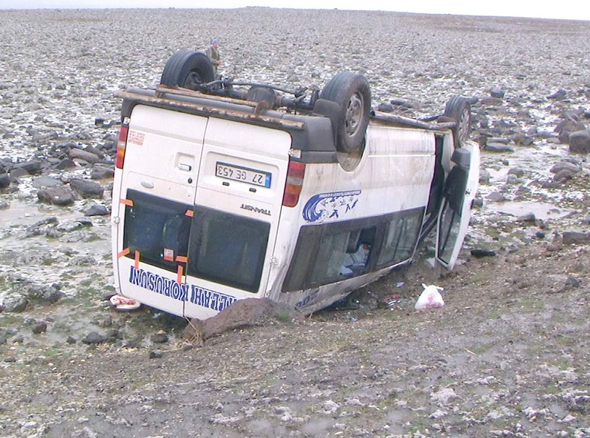 Siverek\'te Öğretmen Servisi Devrildi: 16 Yaralı