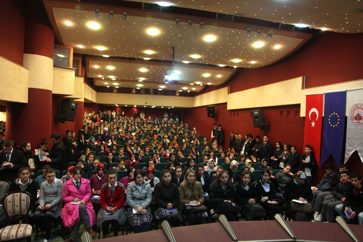 Trabzon\'da Öğrencilere \'Ab Öykü Yarışması\' Semineri