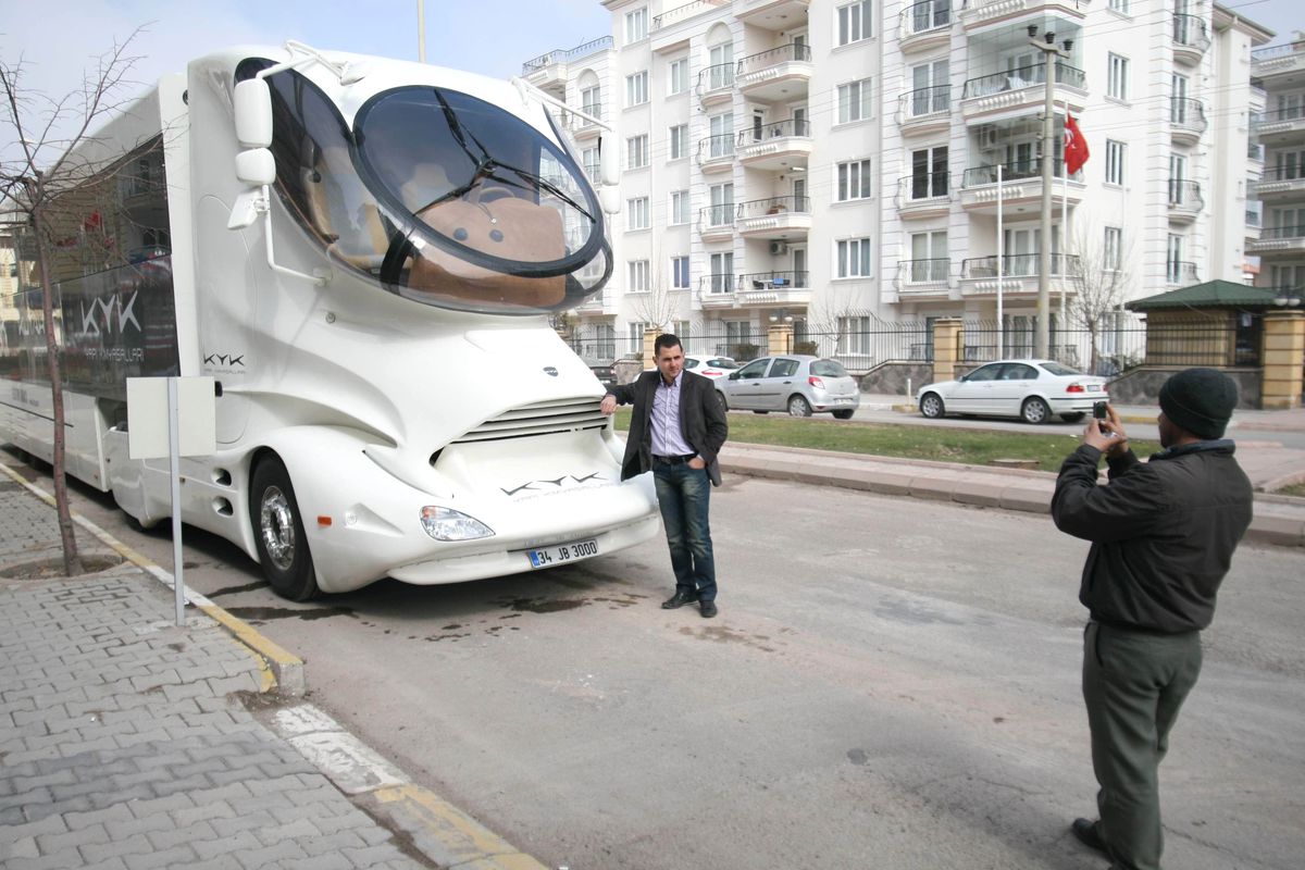 Uzay Aracına Benzeyen Tır İlgi Odağı Oldu