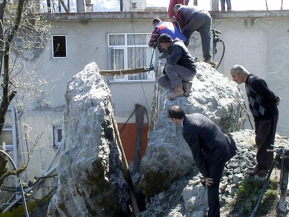 400 Tonluk Kayanın Büyük Bölümünü Yamaçtan Aşağı Yuvarladılar
