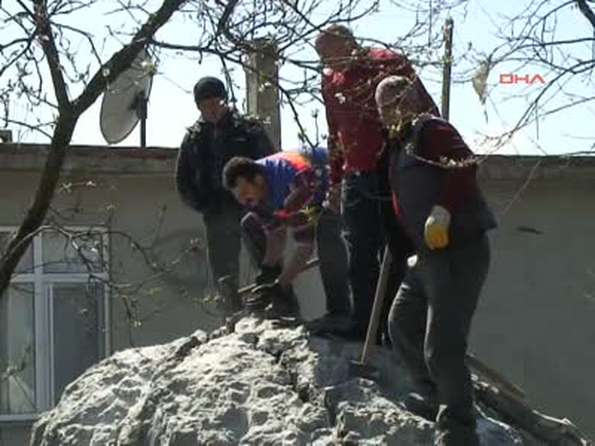 400 Tonluk Kayanın Büyük Bölümünü Yamaçtan Aşağı Yuvarladılar