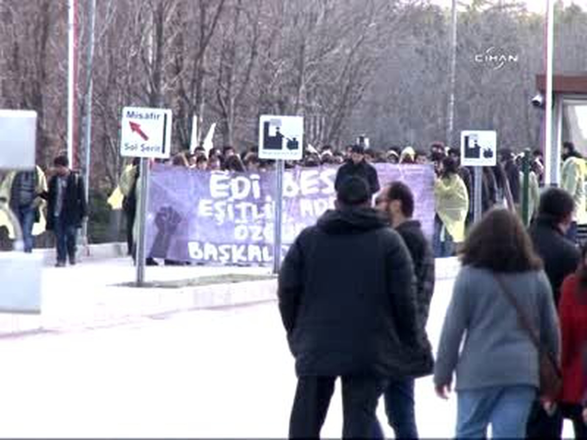 AK Parti Genel Merkezine Yürümek İsteyen ODTÜ\'lülere Polis Müdahalesi (1)