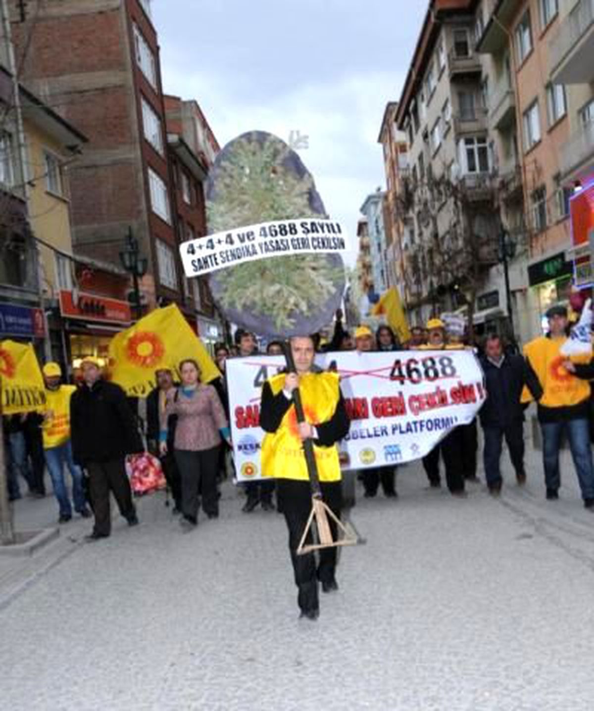 AK Parti İl Binası Önünde Siyah Çelenk Gerginliği