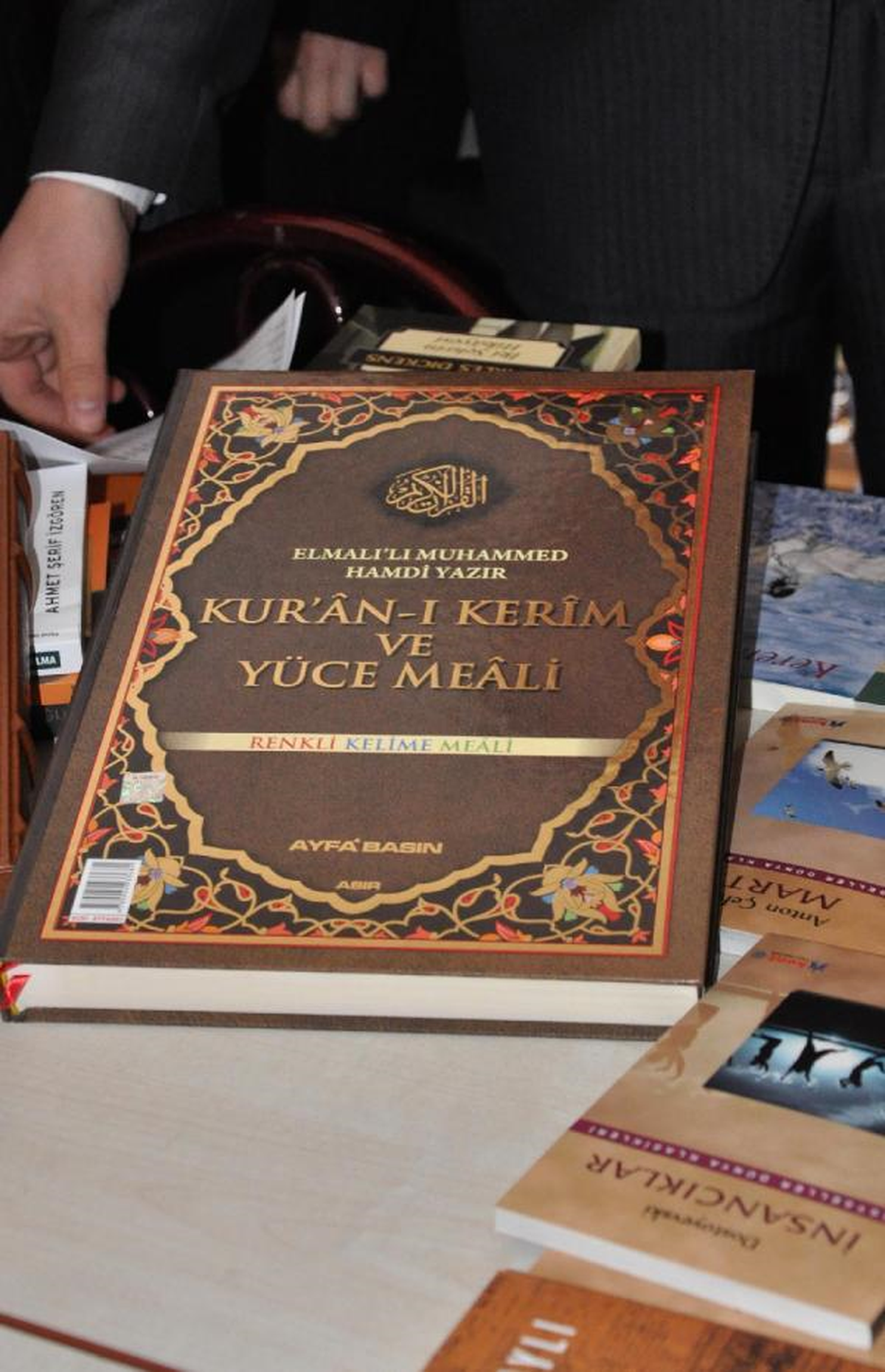 AK Parti\'li Gençlerden İmam Hatip Lisesine Kitap Bağışı