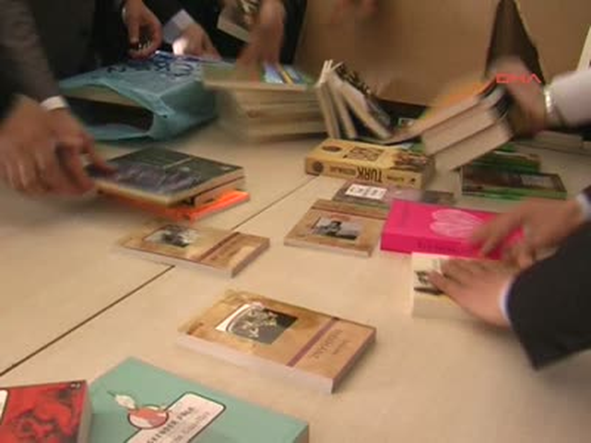AK Partili Gençlerden İmam Hatip Lisesine Kitap Bağışı