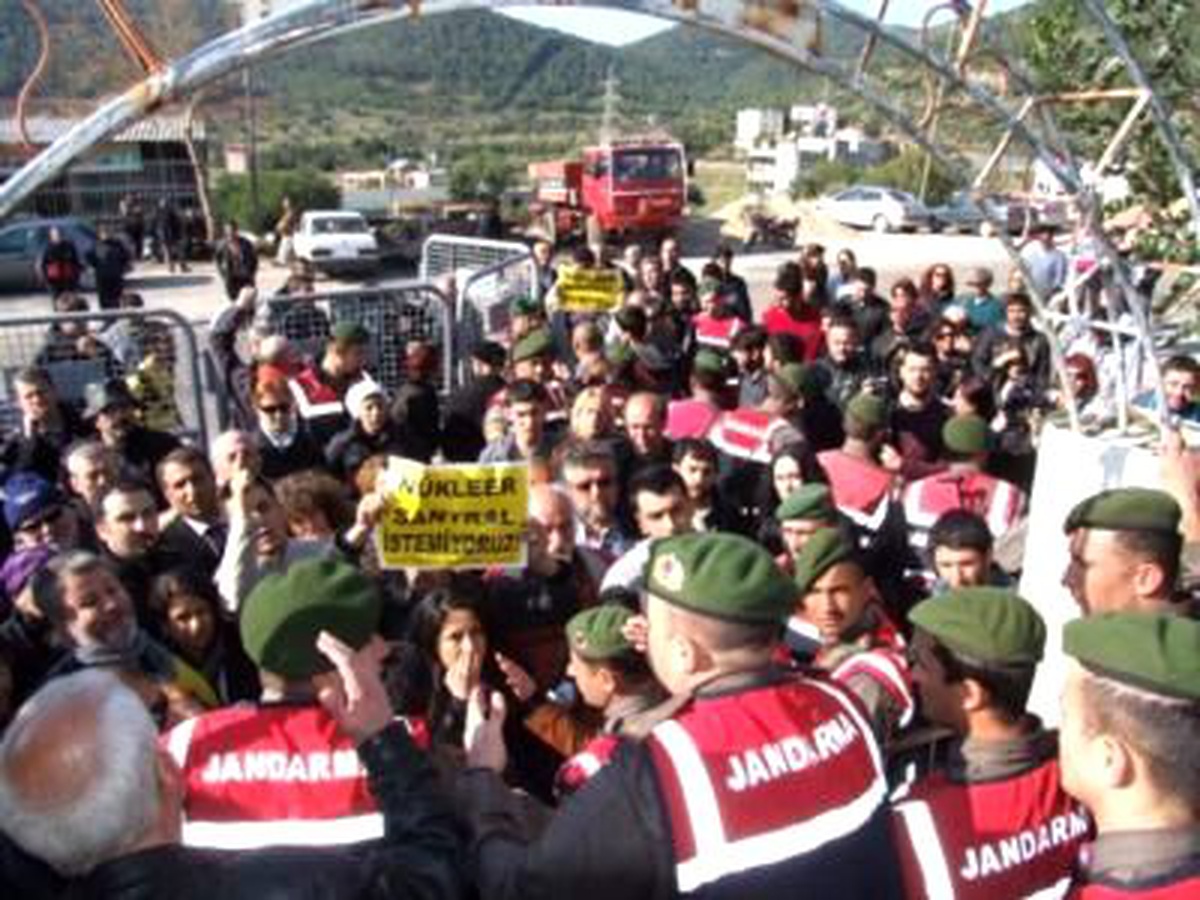 Akkuyu Nükleer Güç Santrali Projesi Halkın Katılım Toplantısında Arbede