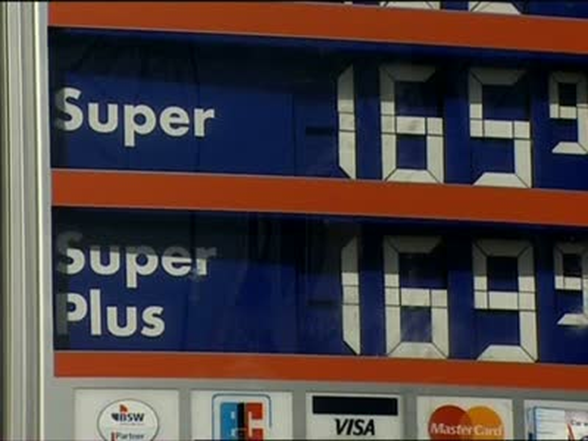 Almanya\'da 1 Litre Benzin 2 Euro Yolunda