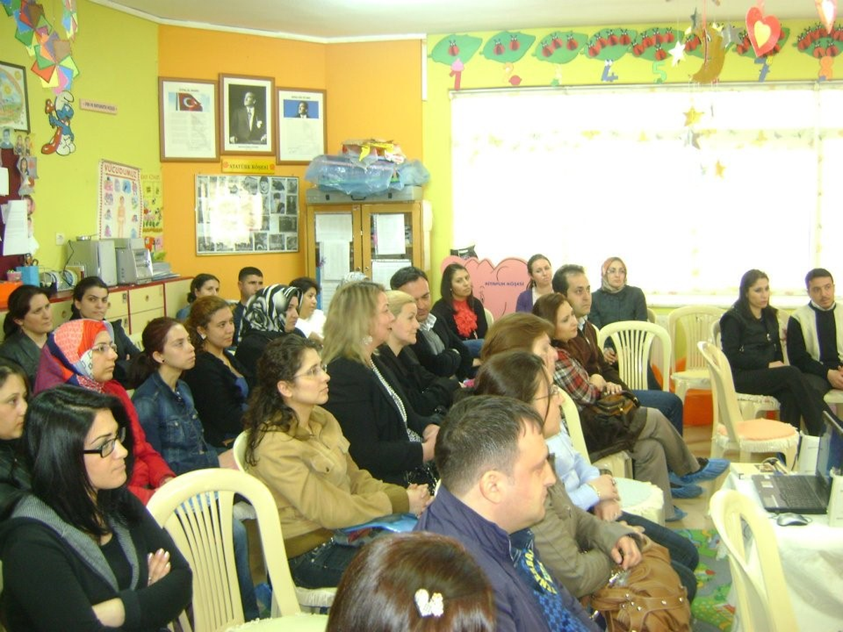 Anaokulda Anne ve Babalara \'Aile İçi İletişim\' Eğitimi