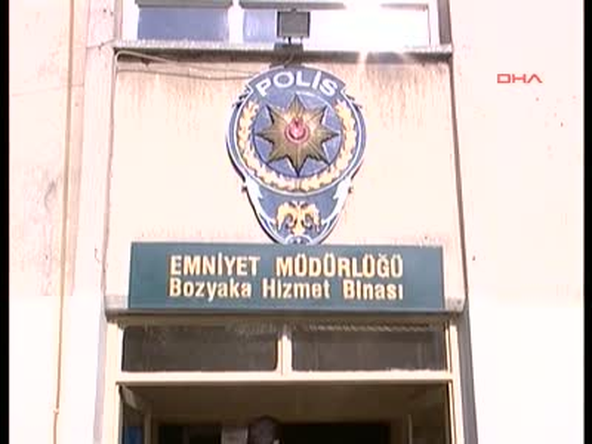 Askerdeyken De, Hırsızlık Şebekesini Yönetmiş
