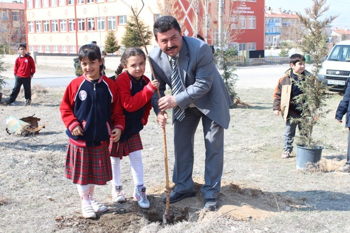 Avanos\'ta Öğrenciler Fidan Dikti