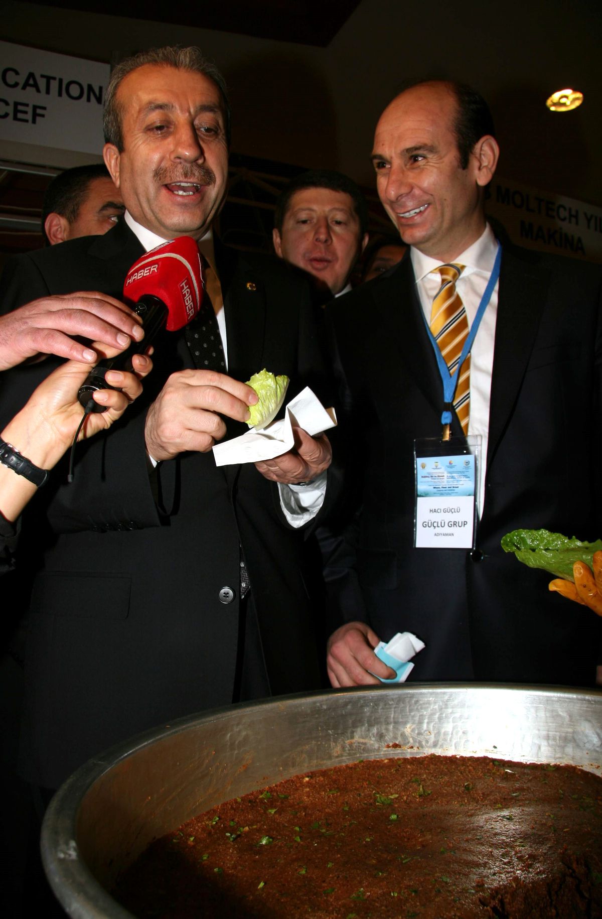 Bakan Eker\'in Çiğ Köfte Keyfi