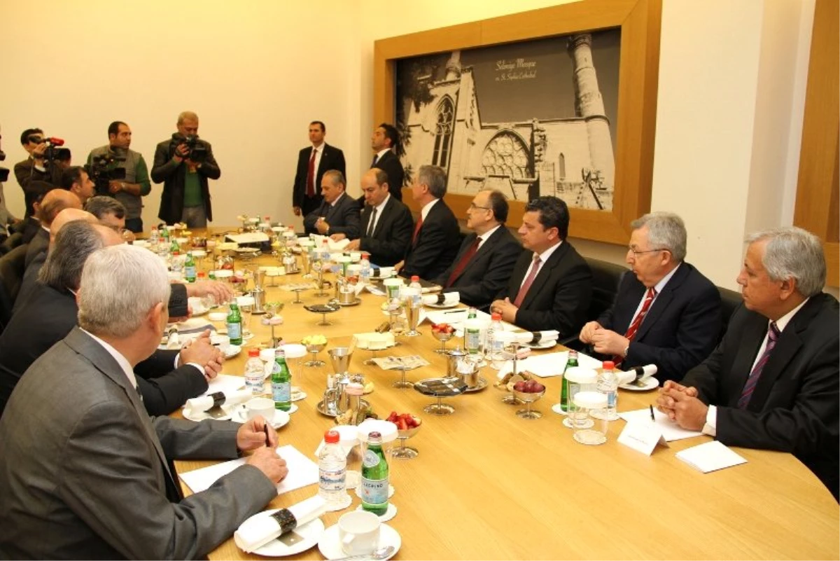 Başbakan Yardımcısı Atalay, Kıbrıs\'ta Rektörlerle Bir Araya Geldi