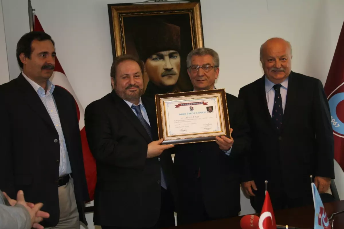 Btp Genel Başkanı Prof. Dr. Haydar Baş\'a Trabzonspor\'dan Onur Üyeliği
