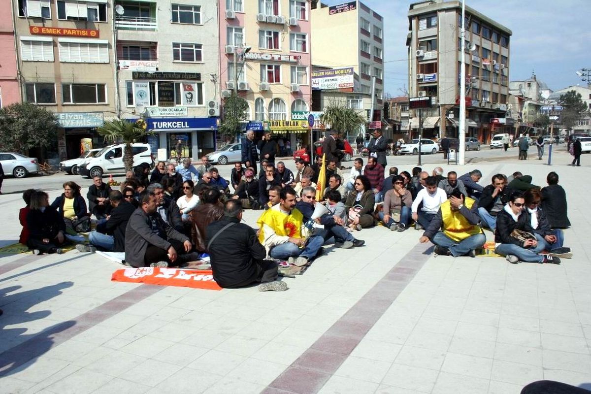 Burhaniye\'de Eğitimsen 4+4+4 İçin Oturma Eylemi Yaptı