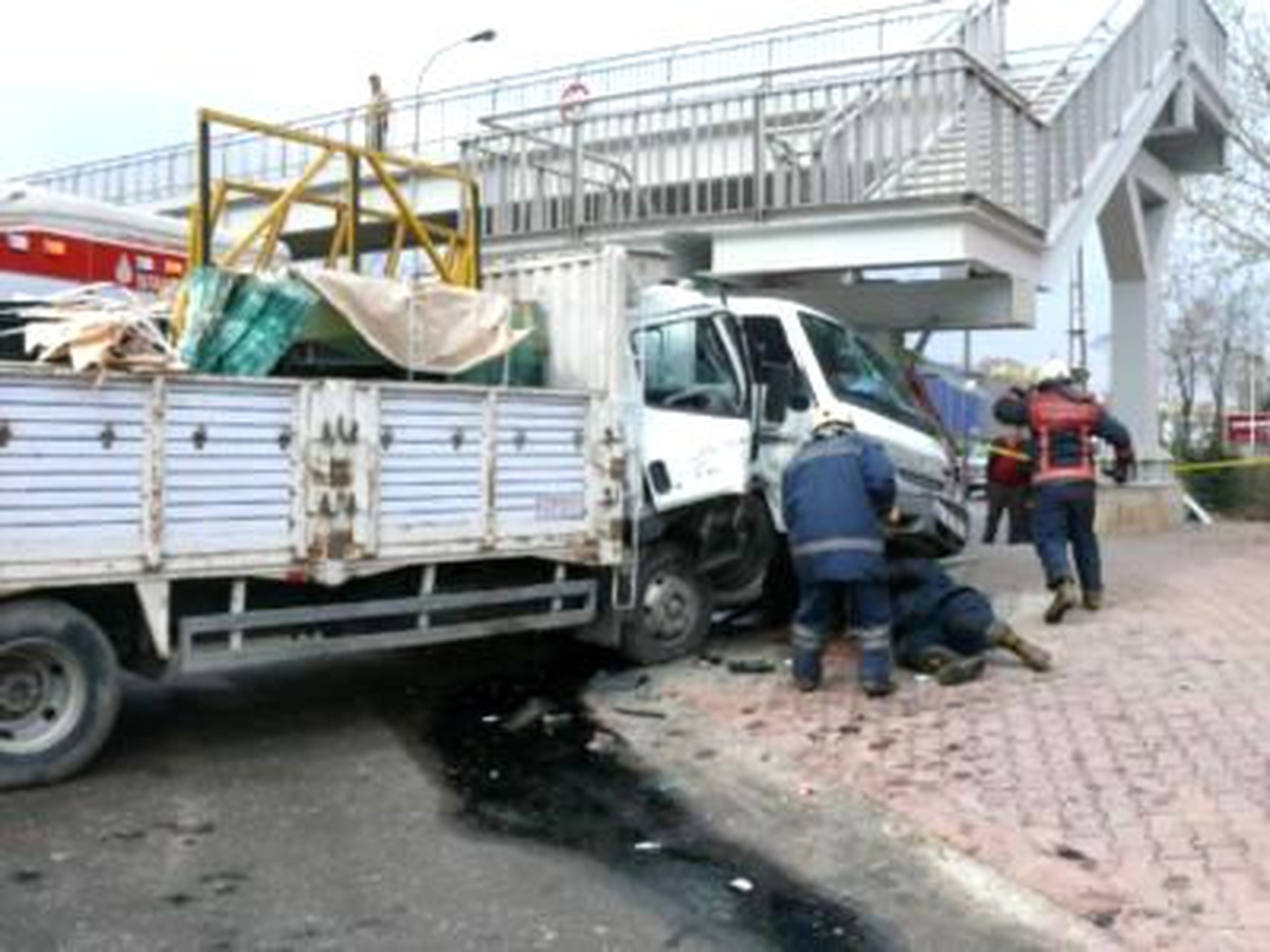 Cam Yüklü Kamyon ile Minibüs Çarpıştı: 1'i Ağır, 3 Yaralı