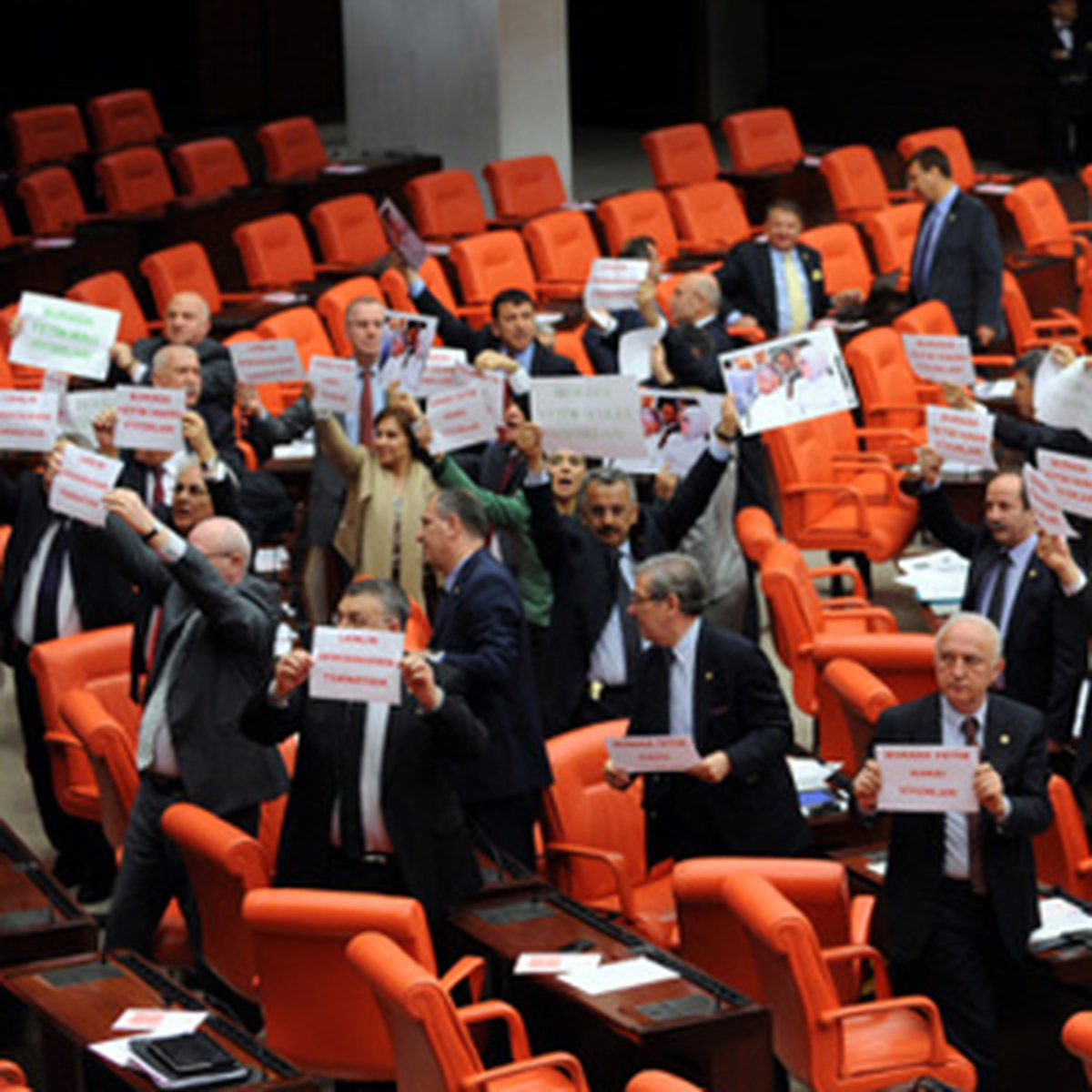 CHP'li Vekiller Dövizlerle Meclisi Bastı