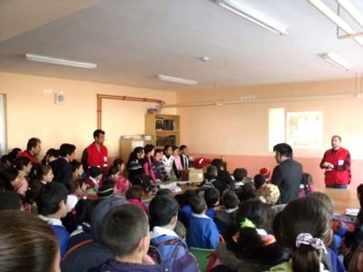 Çıldır\'da Kızılaydan "Gençlik Seminerleri"